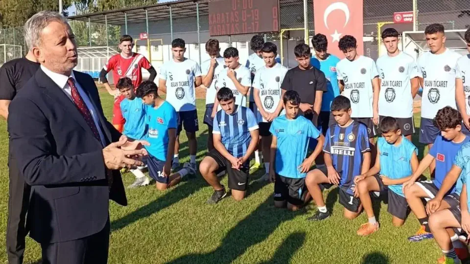 Adana Gençlik Müdürü Loğoğlu Karataş'ta tesisleri inceledi, genç sporcularla bir araya geldi görseli