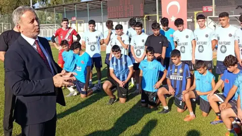 Adana Gençlik Müdürü Loğoğlu Karataş'ta tesisleri inceledi, genç sporcularla bir araya geldi