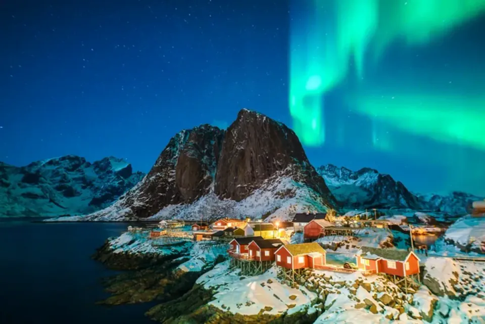 Kutup Işıkları Rehberi: Aurora Borealis Nasıl Oluşur ve Nerede Görülür? görseli