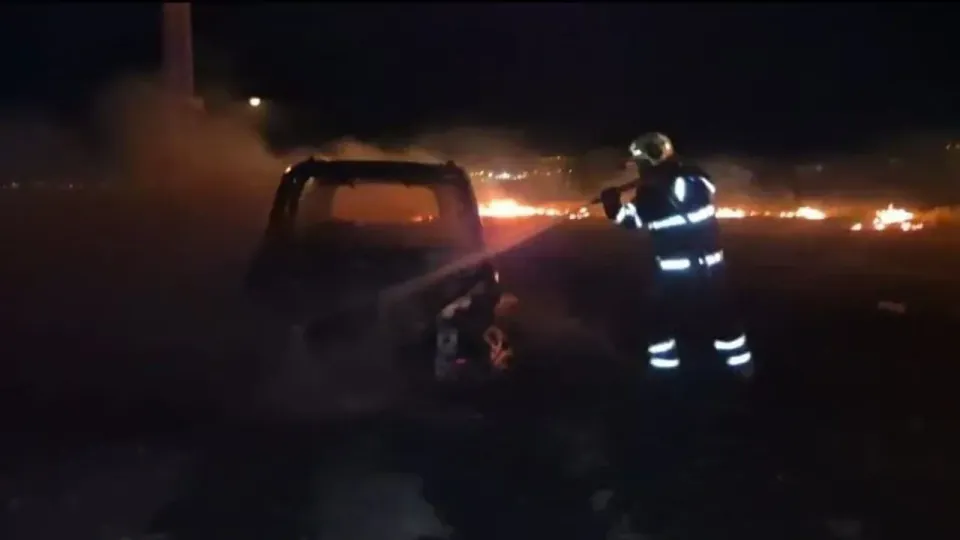 Batman'da Boş Arazideki Yangın Hafif Ticari Araç Kül Oldu görseli
