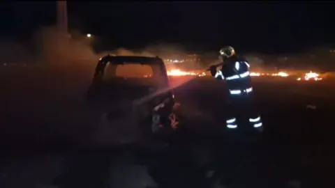 Batman'da Boş Arazideki Yangın Hafif Ticari Araç Kül Oldu