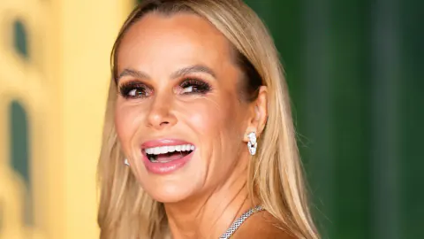 Amanda Holden'dan Surrey'deki Malikanesinde İddialı Bikini Pozu