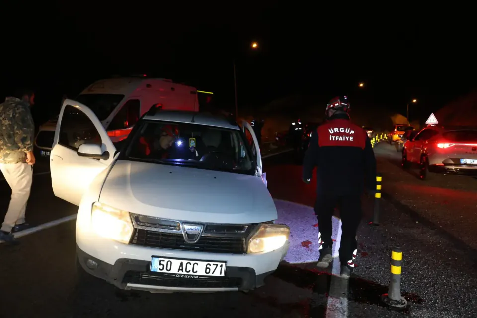 2 araç çarptı: 3 Çinli turist de 5 kişi yaralandı görseli