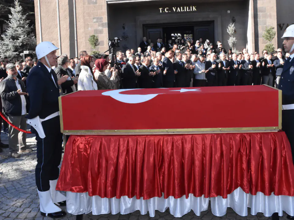 Afyon Valisi Yardımcısı İhsan Ayrancı Toprağa Verildi: Vali Aktaş 'Şok ve Kızgınlık İçindeyim' Dedi görseli