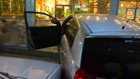 Karabük'te Korku Dolu Anlar: Park Eden Araç Kafeye Daldı