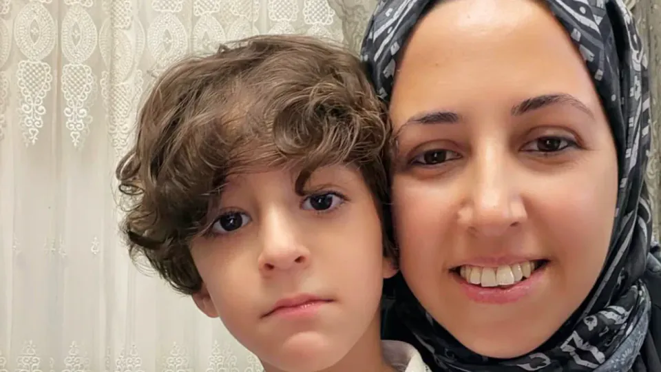 Alanya'da DMD'li oğlu için anne açlık grevine girdi: 'Tedavi masrafları karşılanmıyor' görseli