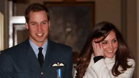 Prens William ve Kate Middleton'ın 2002 Defilesi: Yeni Kitap 'İlk Bakış' Efsanesini Zorluyor Prens William ve Kate Middleton'ın 2002 Defilesi: Yeni Kitap 'İlk Bakış' Efsanesini Zorluyor