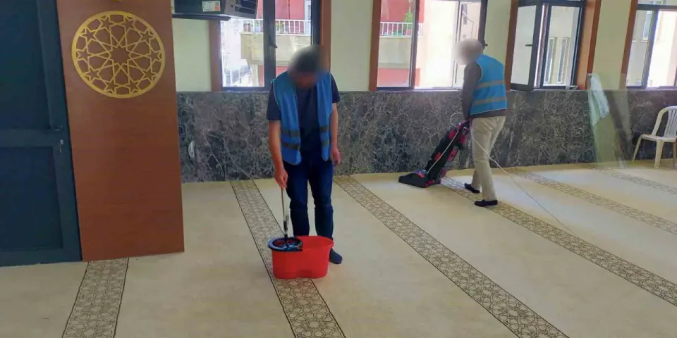 Hakkari'de denetimli serbestlik yükümlüleri cami ve okulları temizledi görseli