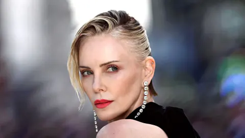 Charlize Theron'dan Londra Galasında Dikkat Çeken Hazırlık Karesi