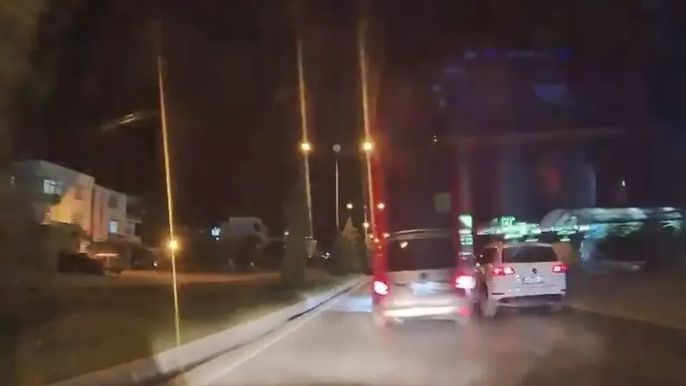 Elazığ'da yasak yerde makas atan sürücü kameraya takıldı: Ağır ceza ve puan cezası görseli