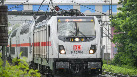 Almanya'da Korkutan Tren Kazası: Elektrik Hattı Yolcu Treninin Üzerine Çöktü