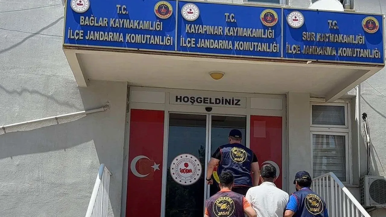 Diyarbakır'da Dev Operasyon: Haklarında Hapis Cezası Bulunan 149 Kişi Yakalandı Diyarbakır'da Dev Operasyon: Haklarında Hapis Cezası Bulunan 149 Kişi Yakalandı