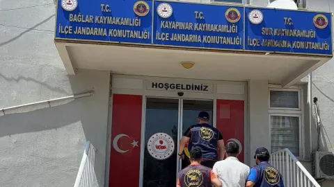 Diyarbakır'da Dev Operasyon: Haklarında Hapis Cezası Bulunan 149 Kişi Yakalandı Diyarbakır'da Dev Operasyon: Haklarında Hapis Cezası Bulunan 149 Kişi Yakalandı