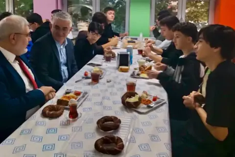 Yalova İl Milli Eğitim Müdürü Aytekin Yılmaz, yatılı öğrencilerle kahvaltı yaparak pansiyonu inceledi