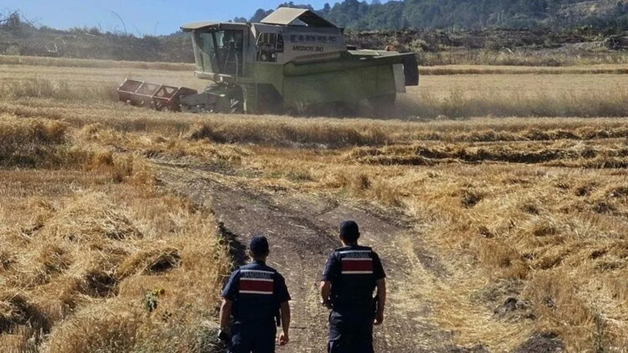 Gölpazarı'nda Hasat Öncesi Yangın Önlemi: Biçerdöver Operatörlerine Kritik Uyarı Gölpazarı'nda Hasat Öncesi Yangın Önlemi: Biçerdöver Operatörlerine Kritik Uyarı