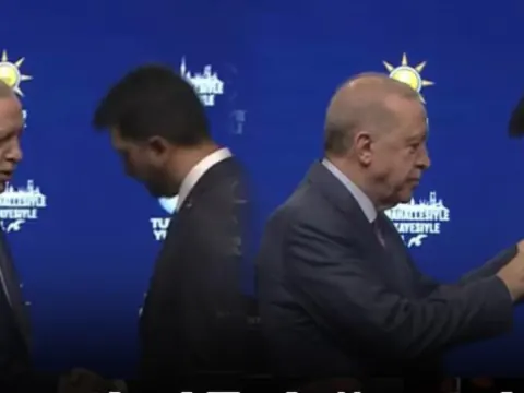Üç CHP'li Belediye Başkanından AKP'ye Geçiş: Erdoğan Rozetlerini Taktı