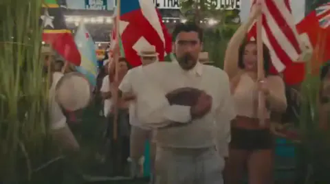 Bad Bunny'den Tarihi Başarı: Super Bowl 2026 ve Grammy Zaferi Bad Bunny'den Tarihi Başarı: Super Bowl 2026 ve Grammy Zaferi