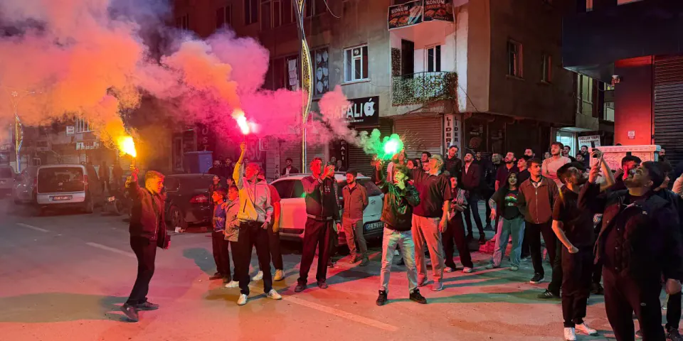 Amedspor'un tarihi 5-0 galibiyeti Yüksekova'da coşkuya döndü: Cengiz Topel Caddesi halayla sallandı görseli