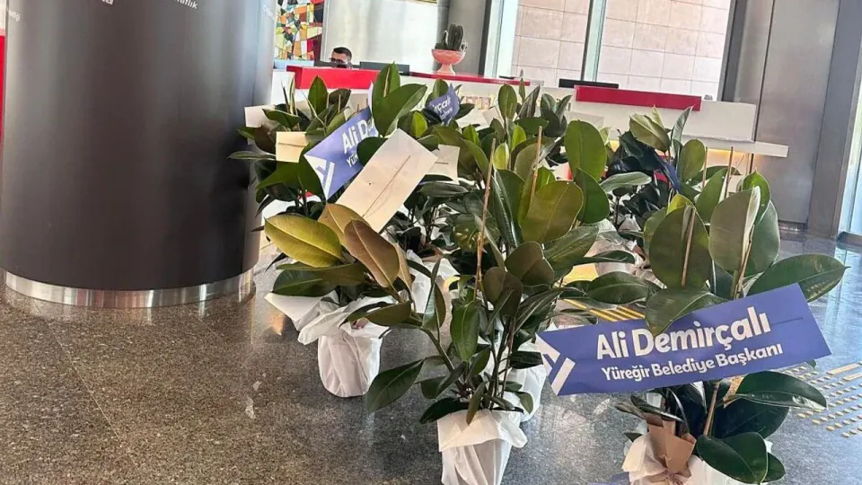 Yüreğir Belediye Başkanı Ali Demirçalı'dan CHP Genel Merkezi'ne Çiçek Jesti görseli