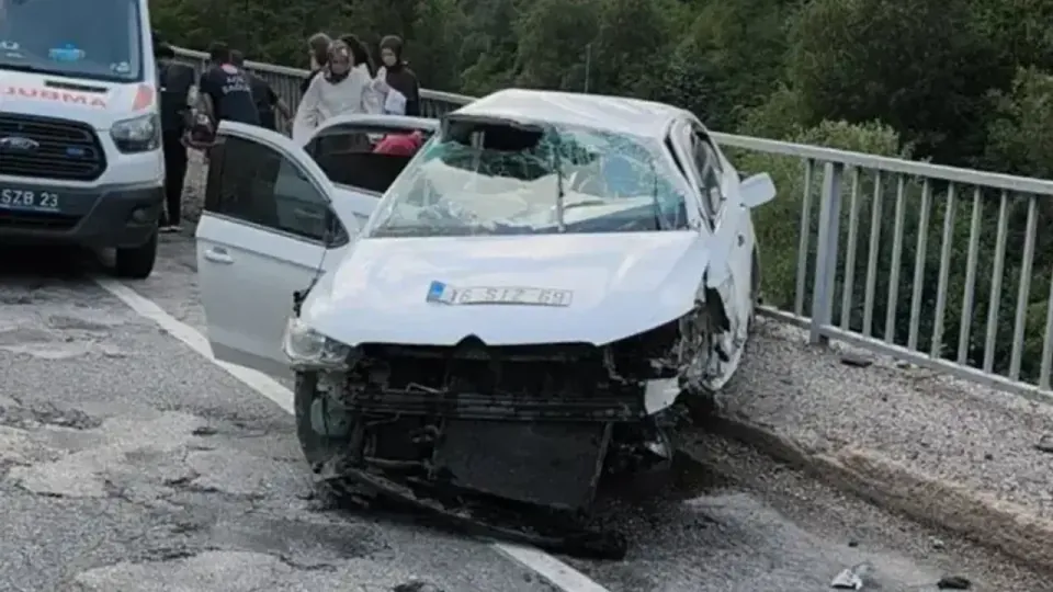 Bursa'da köprü üzerinde otomobil kazası: 5 yaralı görseli