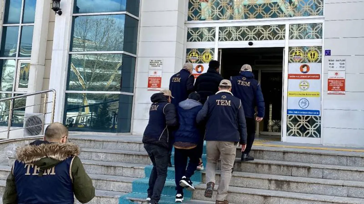 İzmir Merkezli Operasyon: 10 İlde Silahlı Terör Örgütü DEAŞ'a Yönelik Eylemde 9 Şüpheli Yakalandı İzmir Merkezli Operasyon: 10 İlde Silahlı Terör Örgütü DEAŞ'a Yönelik Eylemde 9 Şüpheli Yakalandı