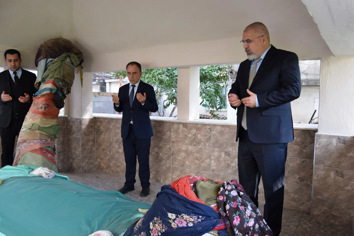 Alirıza Özdemir, Aydın’da Yılmazköy Mahallesi’ndeki Gayıp Sultan Türbesi ve Cemevisini Ziyaret Etti Alirıza Özdemir, Aydın’da Yılmazköy Mahallesi’ndeki Gayıp Sultan Türbesi ve Cemevisini Ziyaret Etti