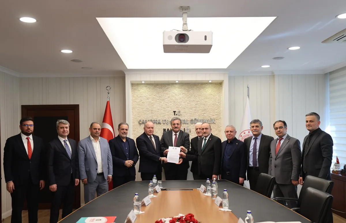 Türkiye'de Kamu Sektöründe Önemli Bir Gelişme: 2025-2026 Yıllık Kamu Toplu İş Sözleşmesi Çerçeve Anlaşması Protokolü Ortak Teklifi Türkiye'de Kamu Sektöründe Önemli Bir Gelişme: 2025-2026 Yıllık Kamu Toplu İş Sözleşmesi Çerçeve Anlaşması Protokolü Ortak Teklifi