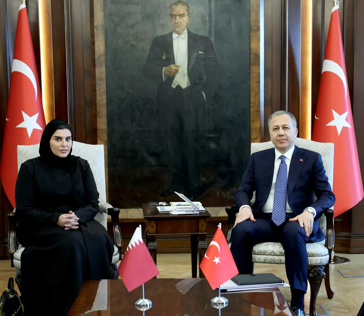 İçişleri Bakanı Ali Yerlikaya, Katar Dışişleri Bakanlığı Uzmanını Misafir Ettiler: Gazze ve Suriye'ye İnsani Yardım Projesi Tartışmaları İçişleri Bakanı Ali Yerlikaya, Katar Dışişleri Bakanlığı Uzmanını Misafir Ettiler: Gazze ve Suriye'ye İnsani Yardım Projesi Tartışmaları