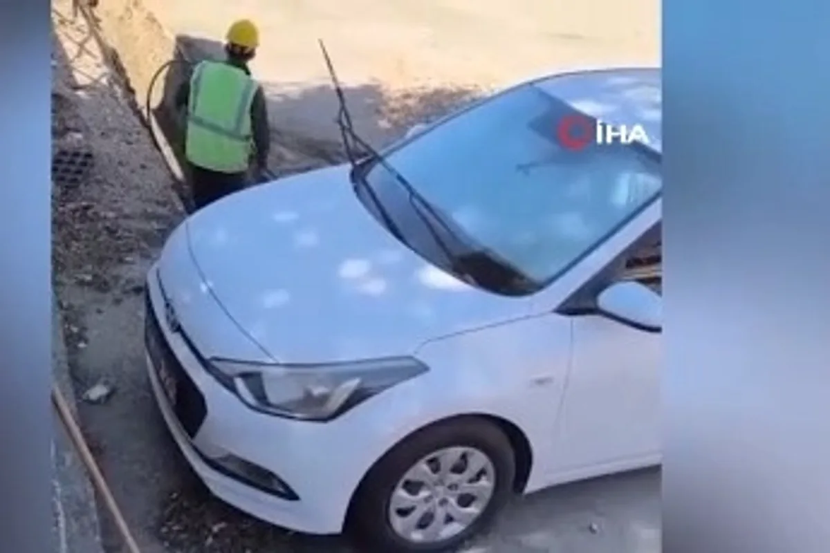 Bursa'da ilginç çalışma: Park halindeki aracın etrafı kazıldı Bursa'da ilginç çalışma: Park halindeki aracın etrafı kazıldı