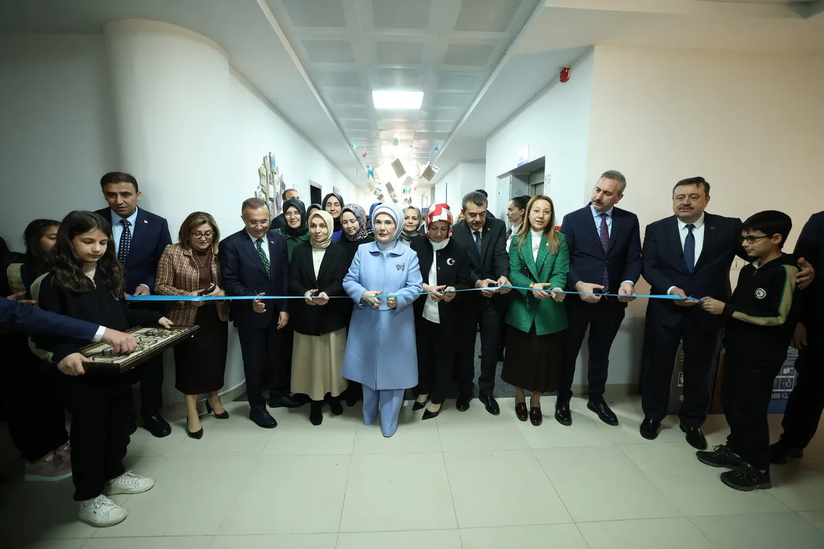 Emine Erdoğan, Karakuyu'da Kütüphane Açılışıyla Eğitim İnisiyatifini Destekledi Emine Erdoğan, Karakuyu'da Kütüphane Açılışıyla Eğitim İnisiyatifini Destekledi