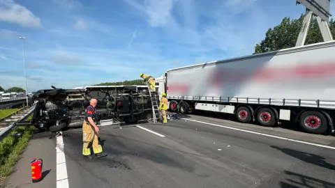 Hollanda'da A27 Otoyolu'nda Kaza: Trafik Saatlerce Kilitlendi