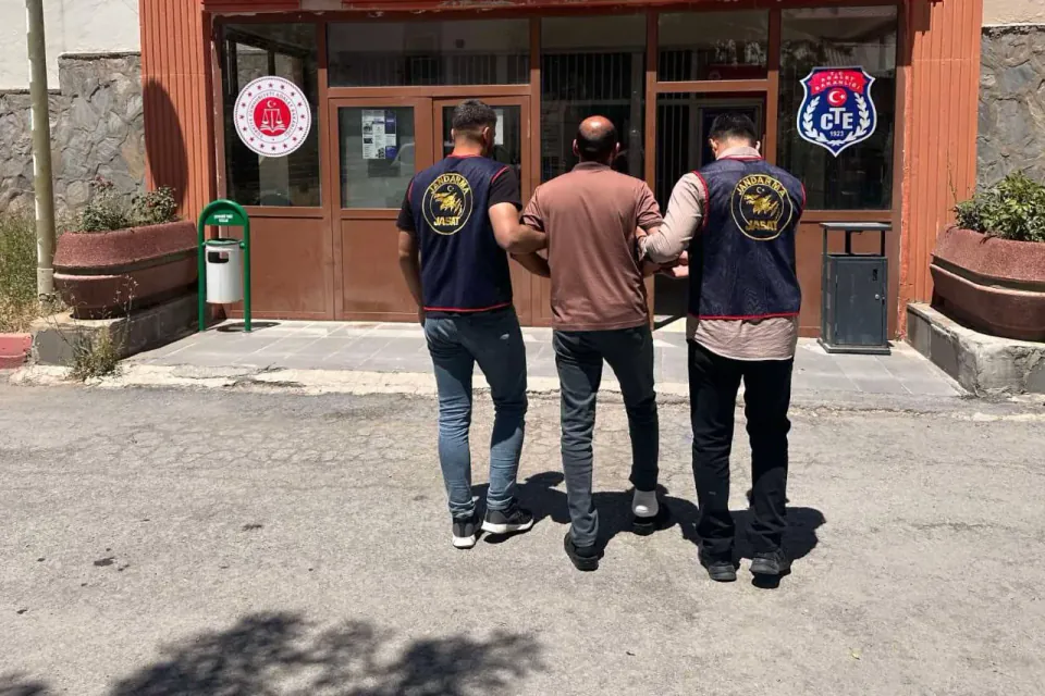 Hakkari'de firari 4 hükümlü yakalandı: Cezaları 19 yıla kadar ulaşıyor görseli