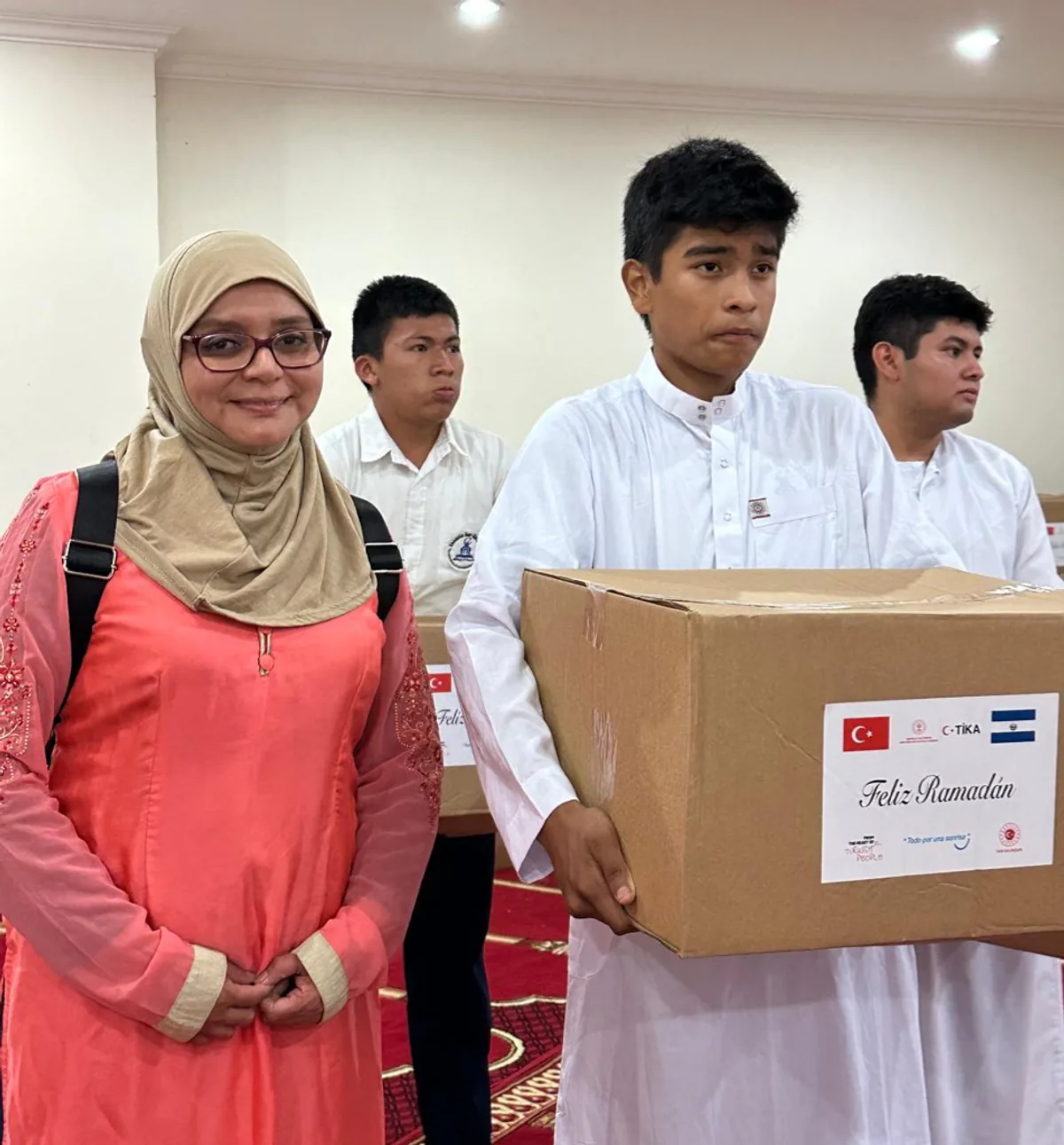 TİKA, El Salvador'da 250 Ailenin Ramazan Kolisini Teslim Etti TİKA, El Salvador'da 250 Ailenin Ramazan Kolisini Teslim Etti