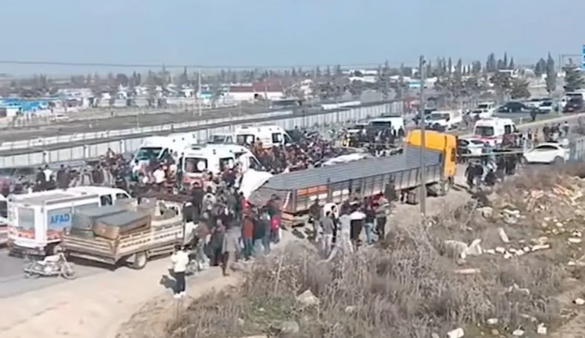 Hatay'da İşçi Servisi TIR'e Çarpması Sonucu Meydana Gelen Trafik Kazasında 5 Kişi Hayatını Kaybetti Hatay'da İşçi Servisi TIR'e Çarpması Sonucu Meydana Gelen Trafik Kazasında 5 Kişi Hayatını Kaybetti