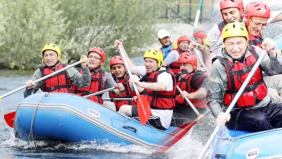 Fuat Oktay Çekerek'te Kürek Çekti: Türkiye'nin En Büyük Rafting Parkuru İncelendi görseli