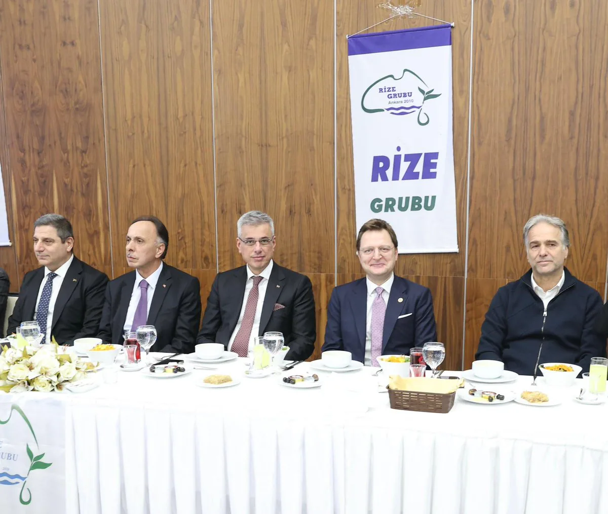 Sağlık Bakanı Memişoğlu ve AK Parti'li Yerel Yöneticiler Ramazan İftarında Bir Araya Geldi Sağlık Bakanı Memişoğlu ve AK Parti'li Yerel Yöneticiler Ramazan İftarında Bir Araya Geldi