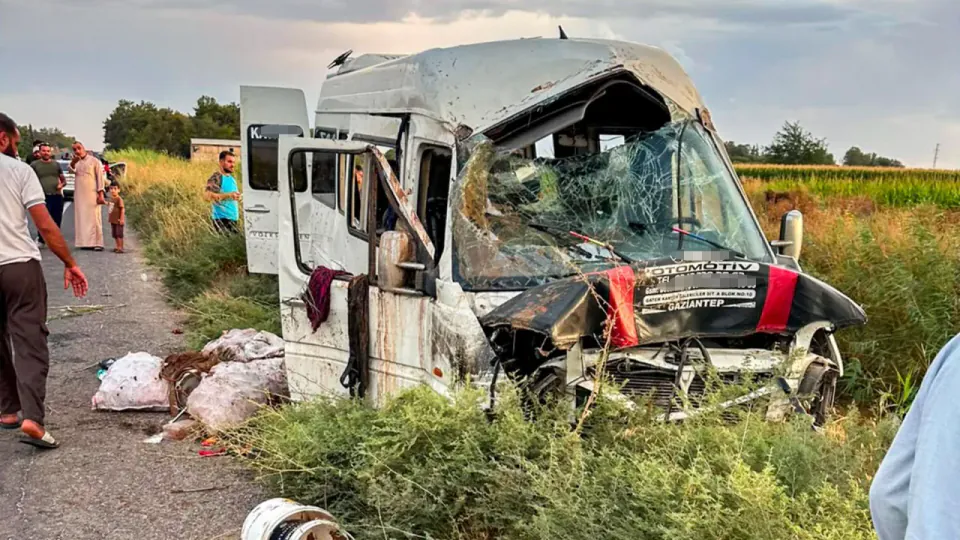 Şanlıurfa Akçakale'de işçi servisi kanala devrildi: 15 yaralı görseli