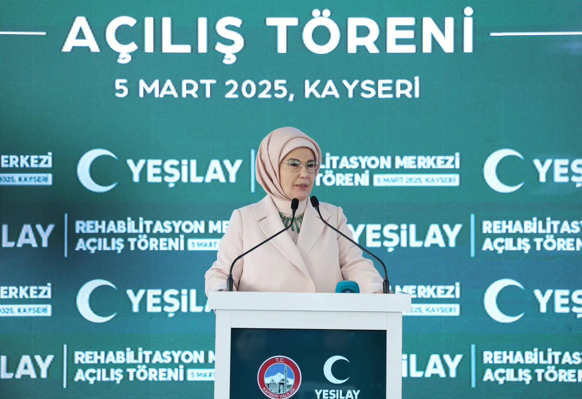 Emine Erdoğan, Kayseri'deki Yeşilay Rehabilitasyon Merkezinin Açılışına Katıldı Emine Erdoğan, Kayseri'deki Yeşilay Rehabilitasyon Merkezinin Açılışına Katıldı
