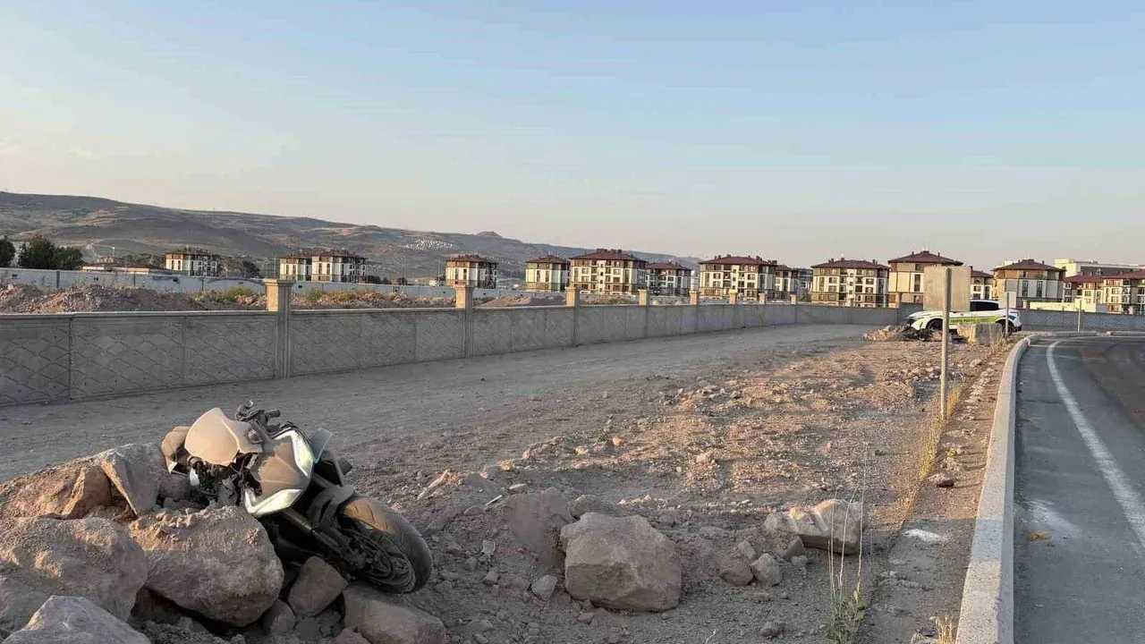 Kayseri'de Motosiklet Kazası: Virajı Alamayan Araçta 2 Yaralı Kayseri'de Motosiklet Kazası: Virajı Alamayan Araçta 2 Yaralı