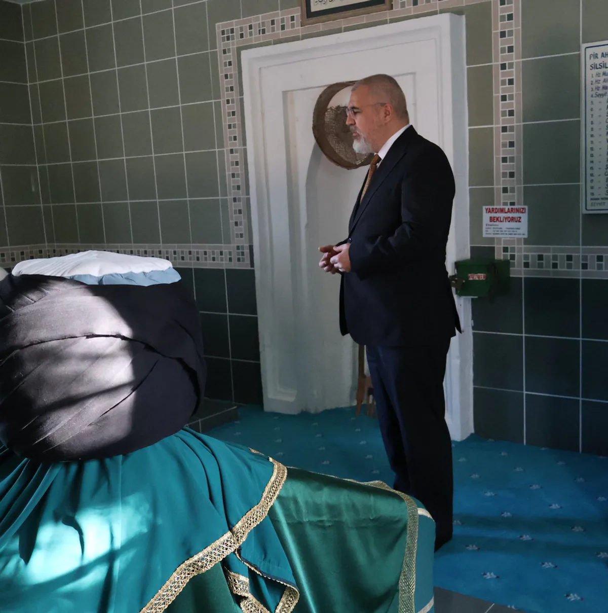Alevi-Bektaşi Kültür ve Cemevi Başkanı Kalburcu Şeyhi Pir Ahmed Efendi Türbesini Ziyaret Etti Alevi-Bektaşi Kültür ve Cemevi Başkanı Kalburcu Şeyhi Pir Ahmed Efendi Türbesini Ziyaret Etti