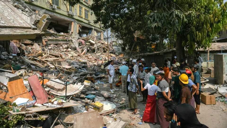 Myanmar'da 1.000 Dolarlık Bambu Evler 7.7 Büyüklüğündeki Depremi Yıktırmadı görseli