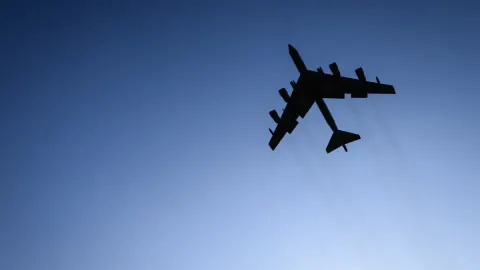 ABD'nin Stratejik Gücü B-52 Düştü: Kaliforniya'da Hareketli Dakikalar