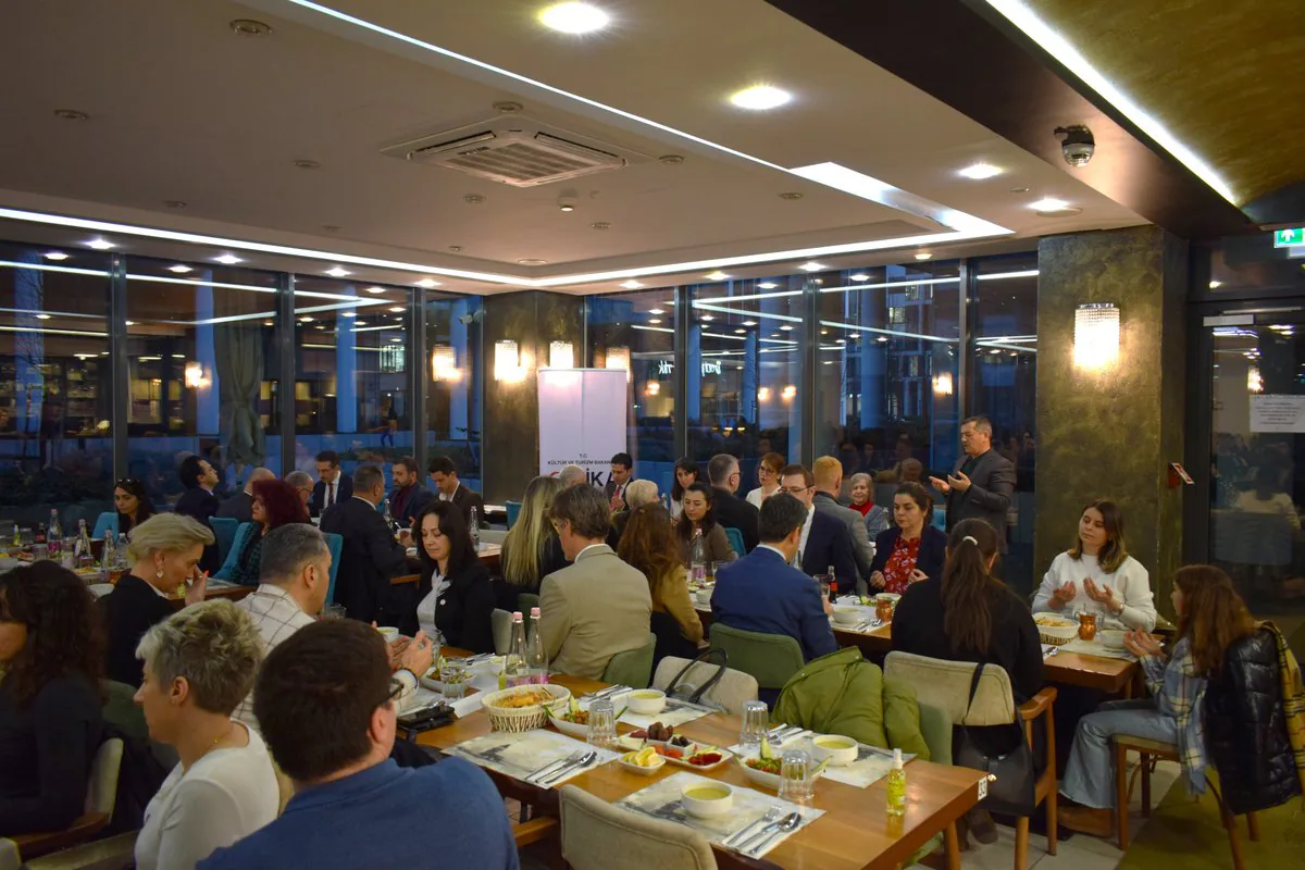 Macaristan'da Türkoloji Öğrencileri TİKA'nın Iftar Programında Bir Araya Geldi Macaristan'da Türkoloji Öğrencileri TİKA'nın Iftar Programında Bir Araya Geldi