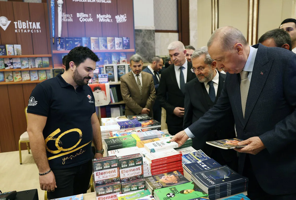 Sanayi ve Teknoloji Bakanı Mehmet Fatih KACIR, Cumhurbaşkanlığı Külliyesi'nde Kitap Fuarını Ziyaret Etti Sanayi ve Teknoloji Bakanı Mehmet Fatih KACIR, Cumhurbaşkanlığı Külliyesi'nde Kitap Fuarını Ziyaret Etti
