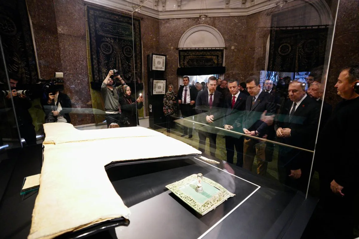 İstanbul Büyükşehir Belediye Başkanı Ekrem İmamoğlu Cuma Namazı İçin Hırka i Şerif Camii'nde Bulundu İstanbul Büyükşehir Belediye Başkanı Ekrem İmamoğlu Cuma Namazı İçin Hırka i Şerif Camii'nde Bulundu