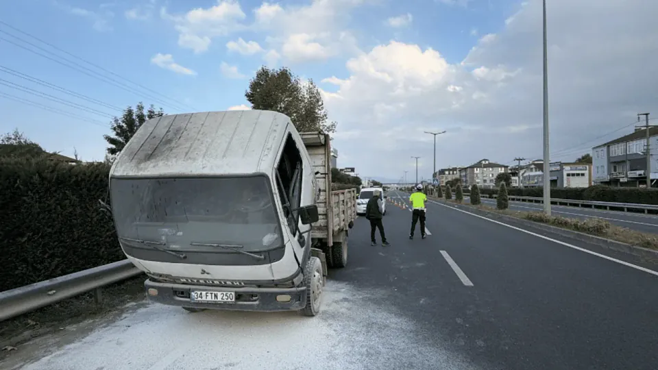 Düzce D-100'de kamyon kambiyunda yangın: Vatandaşların müdahalesi felaketi önledi görseli