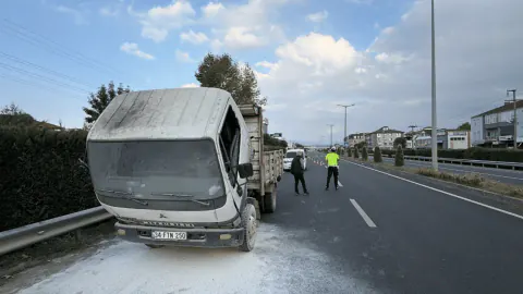 Düzce D-100'de kamyon kambiyunda yangın: Vatandaşların müdahalesi felaketi önledi