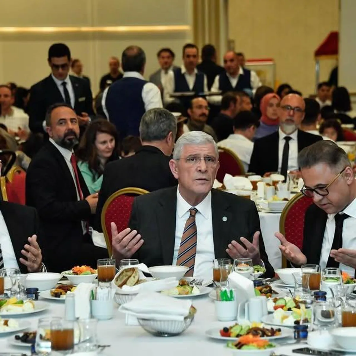 İFTAR YEMEĞİNDE BİR BİRLİK: ANADOLU HOTELS GRUP BAŞKANI VE İYİ PARTİ GENEL BAŞKANI BİR ARAYA GELDİ İFTAR YEMEĞİNDE BİR BİRLİK: ANADOLU HOTELS GRUP BAŞKANI VE İYİ PARTİ GENEL BAŞKANI BİR ARAYA GELDİ