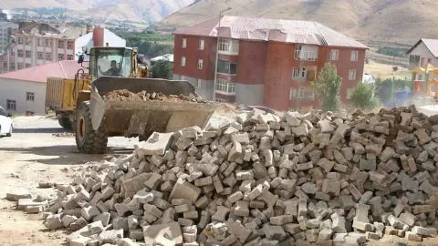 Bitlis'te Hüsrevpaşa'da yol yenilemesi: Beyaz Evler sitesi parke yolu yenileniyor