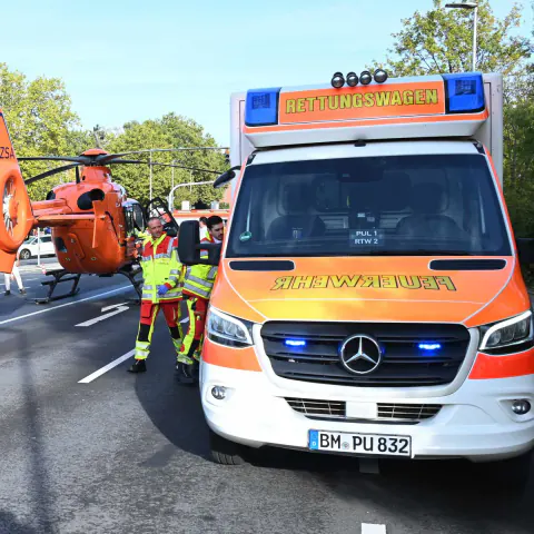 Pulheim'de 72 yaşlı yayayı vuran araç: Yaşam tehlikesi, helikopterle Köln'e kaldırıldı